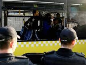 Polis, Otobüsün Camını Kıran Taraftarları Stada Değil Karakola Götürdü