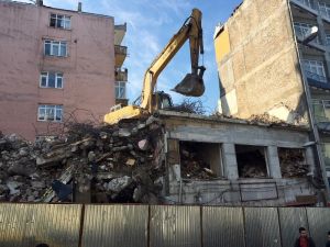 Fatih’te yıkımı devam eden bina tehlike saçıyor
