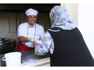 Mezitli’de gönüllüler ihtiyaç sahibi vatandaşların sofraları sıcak yemekle buluşturuyor