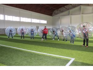 Erzurumlular balon futbolu ile stres atıyor