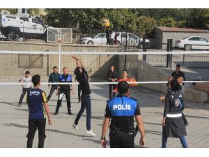 Hakkarili gençlerle polislerin voleybol maçı keyfi