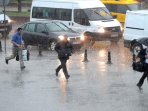 İstanbul'da Yarın Öğle Saatlerinden İtibaren Yağmur Şiddetini Artıracak