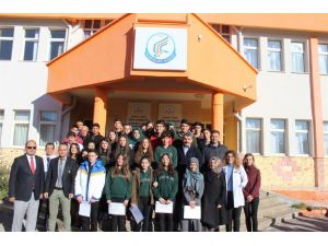 Kardelen Koleji’nde dereceye giren öğrenciler ödüllendirildi