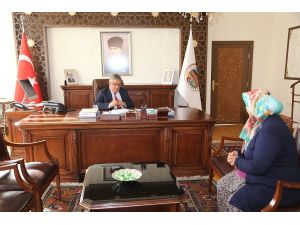 Vali Pekmez halk günü toplantısında vatandaşların sorunlarını dinliyor