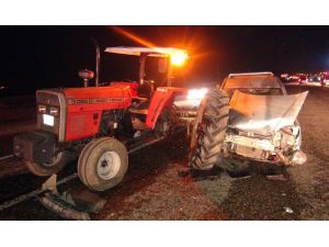 Traktöre arkadan çarptı: 2 yaralı