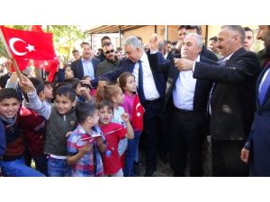 Fakıbaba Türk bayraklarıyla karşılandı