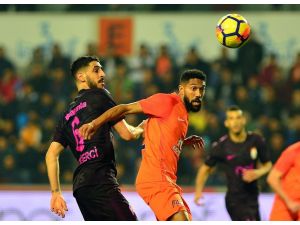 Süper Lig: Medipol Başakşehir: 2 - Galatasaray: 0 (İlk yarı)