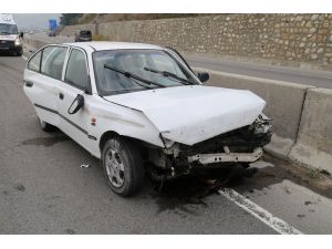 Kontrolden çıkan otomobil bariyerlere çarptı: 6 yaralı