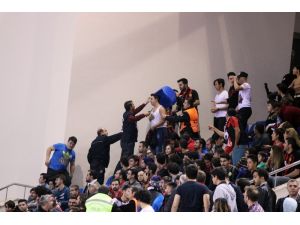 Fenerbahçe Doğuş-Eskişehir Basket maçında kavga