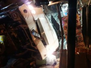 Manisa’da tır işçi servisine çarptı: 1 ölü, 24 yaralı