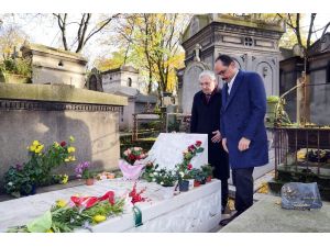 Cumhurbaşkanlığı Sözcüsü Kalın, Ahmet Kaya’nın mezarını ziyaret etti
