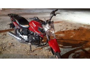Islak yolda kayan motosiklet devrildi: 1 yaralı