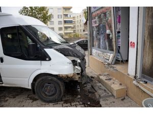 Öğretmenleri taşıyan servis minibüsü kaza yaptı: 10 yaralı