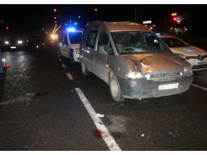 Hafif ticari araç yayalara çarptı: 2 yaralı
