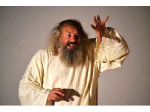 "46’lık Basri Ağabey" sahnede büyüledi