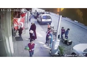 Türk Bayrağını öpmeden okula gitmiyorlar
