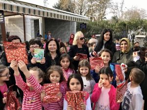AK Partili kadınlar çocuklara kitap dağıttı