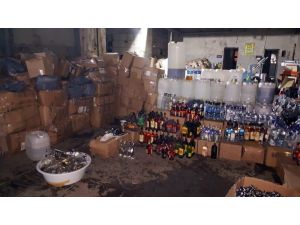Fatih’te 10 ton metil alkol ve 120 bin şişe sahte içki ele geçirildi