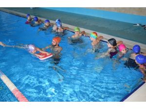 Kırsal mahallelerdeki çocuklar yüzme öğreniyor