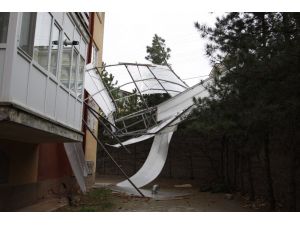 Çankırı’da rüzgar apartmanın çatısını uçurdu