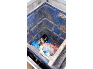Yiyecek arayan köpek yer altı çöp konteynerinin içine düştü