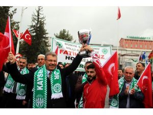 Dünya şampiyonu güreşçi Fatih Cengiz, memleketinde coşkuyla karşılandı