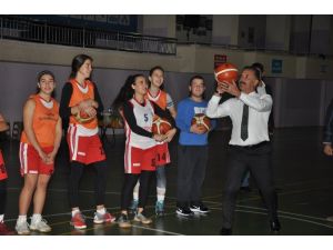 Başkan Tuna’dan kadın basketbol takımına, maç öncesi destek ziyareti