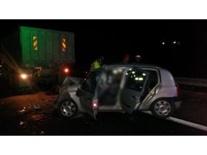 Kamyona arkadan çarpan otomobildeki 2 kişi öldü