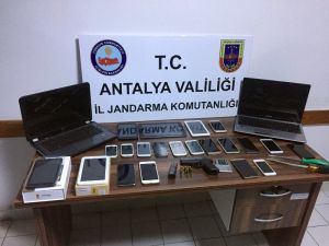 Alanya’da 22 cep telefonu çalan 3 şüpheli yakalandı