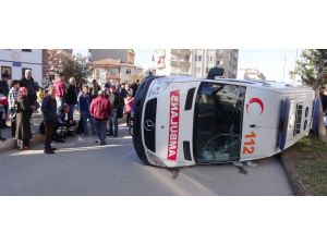 Ambulans otomobille çarpıştı: 5 yaralı