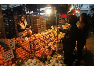 Bursalı pazarcı tezgah başında söylediği şarkıyla fenomen oldu