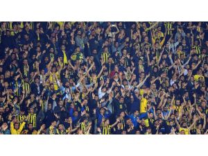 Fenerbahçe taraftarı tribünleri dolduruyor