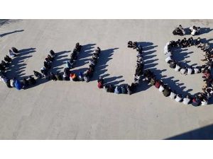 Öğrenciler, ABD’ye tepki için okul bahçesinde Arapça "Kudüs" yazdı