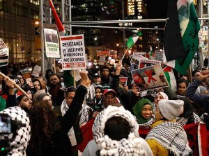 New York'un ünlü Times Meydanında binlerce kişi ABD'nin Kudüs kararını protesto etti
