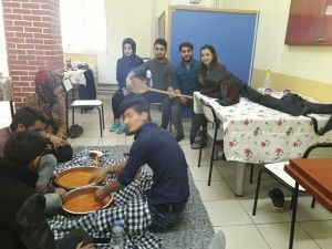 Üniversite Öğrencileri sınavlar öncesi türkü gecesi düzenlediler