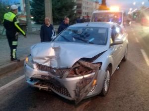 İzmir’de otomobil ile kamyonet çarpıştı: 11 yaralı