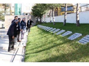 Sarıkaya Kızılelma Şehitlik Anıtı’na ziyaretçi akını