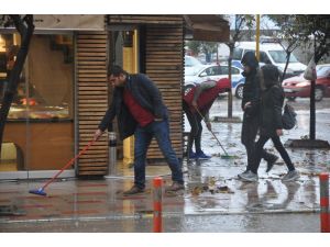 Bandırma’da yağmur ve lodos etkili oldu