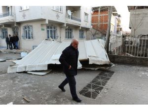 Bursa’da lodos çatıları uçurdu, araçlara zarar verdi