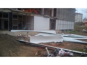 Akçakoca’da fırtına spor salonu çatı malzemelerini uçurdu
