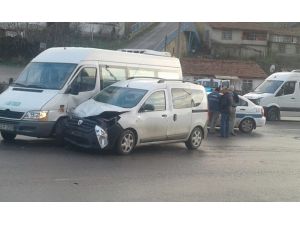 Ev tüpü taşıyan ticari araç servis minibüsüne çarptı: 1 yaralı