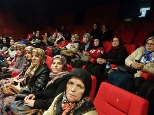 Köylü kadınlar ilk kez sinemada film izledi