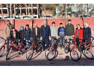 Özel öğrencilere bisiklet hediye edildi