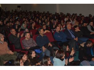 Demirci’de Eğitim Fakültesi öğrencilerinden tiyatro gösterisi