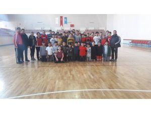 Kayseri Hentbol’de Anadolu Yıldızlar Ligi kız ve erkek takımı seçmeleri yapıldı