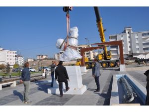 Denizli’den Batman’a mermer horoz heykeli