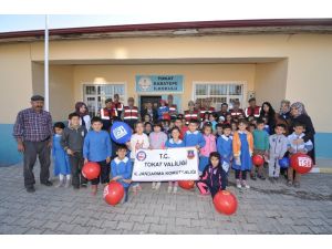 Tokat Jandarmasından köy okuluna 620 kitap hediye edildi
