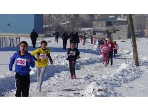 Kars’ta eksi 15 derecede bayıltan koşu