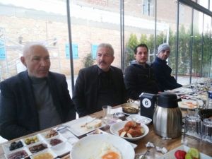 Burhaniye’de MHP ilçe teşkilatı kahvaltıda bir araya geldi