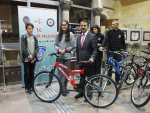 Nevşehir Emniyet Müdürlüğü başarılı öğrencilere bisiklet hediye etti